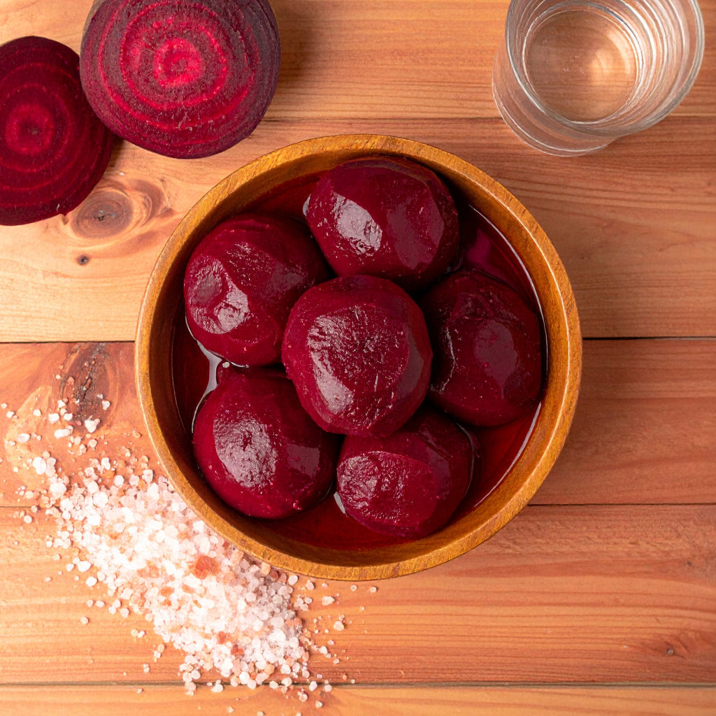 طبق خشبي يحتوي على مخلل الشمندر