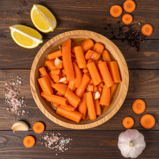 طبق خشبي يحتوي على مخلل الجزر