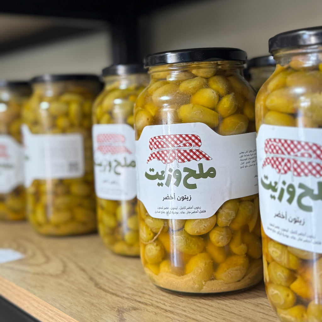 مجموعة من المرطبانات الزجاجية تحتوي على زيتون أخضر نبالي