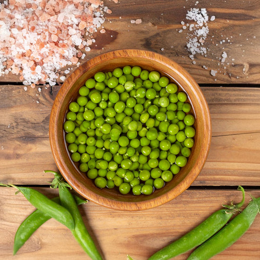 طبق خشبي يحتوي على مسلوق البازلاء