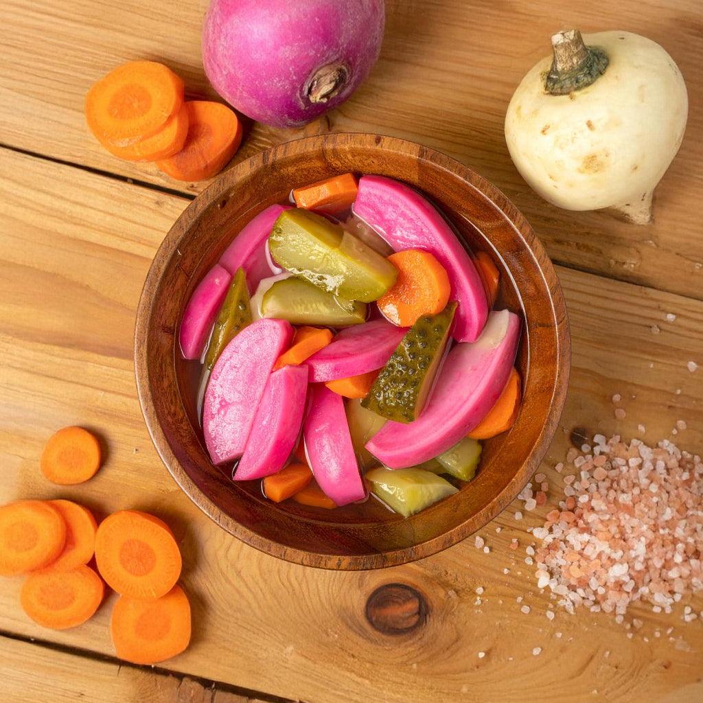 طبق خشبي يحتوي على مخللات مشكلة