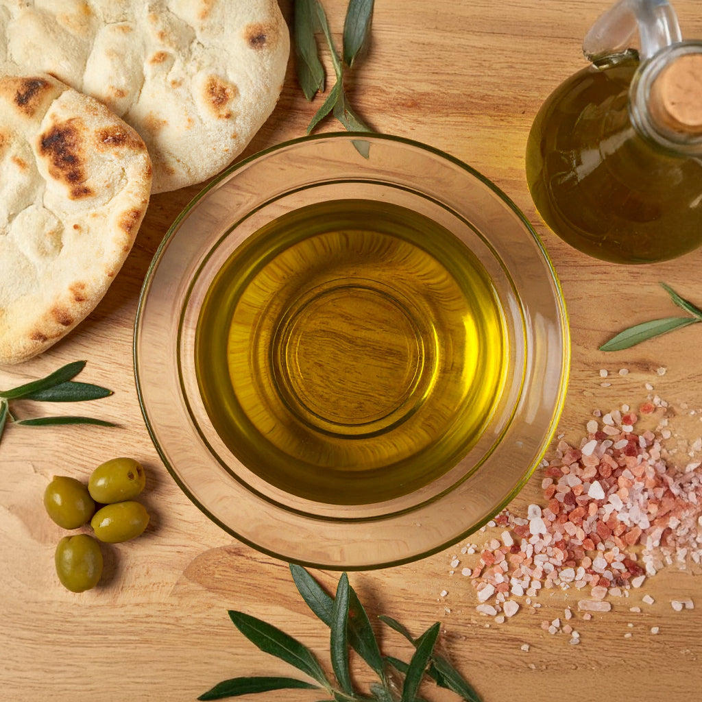 طبق زجاجي يحتوي على زيت زيتون بكر
