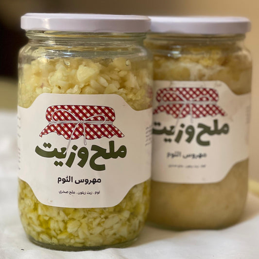 مجموعة مرطبانات زجاجية تحتوي على مهروس الثوم
