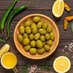 طبق خشبي يحتوي على زيتون أخضر نبالي