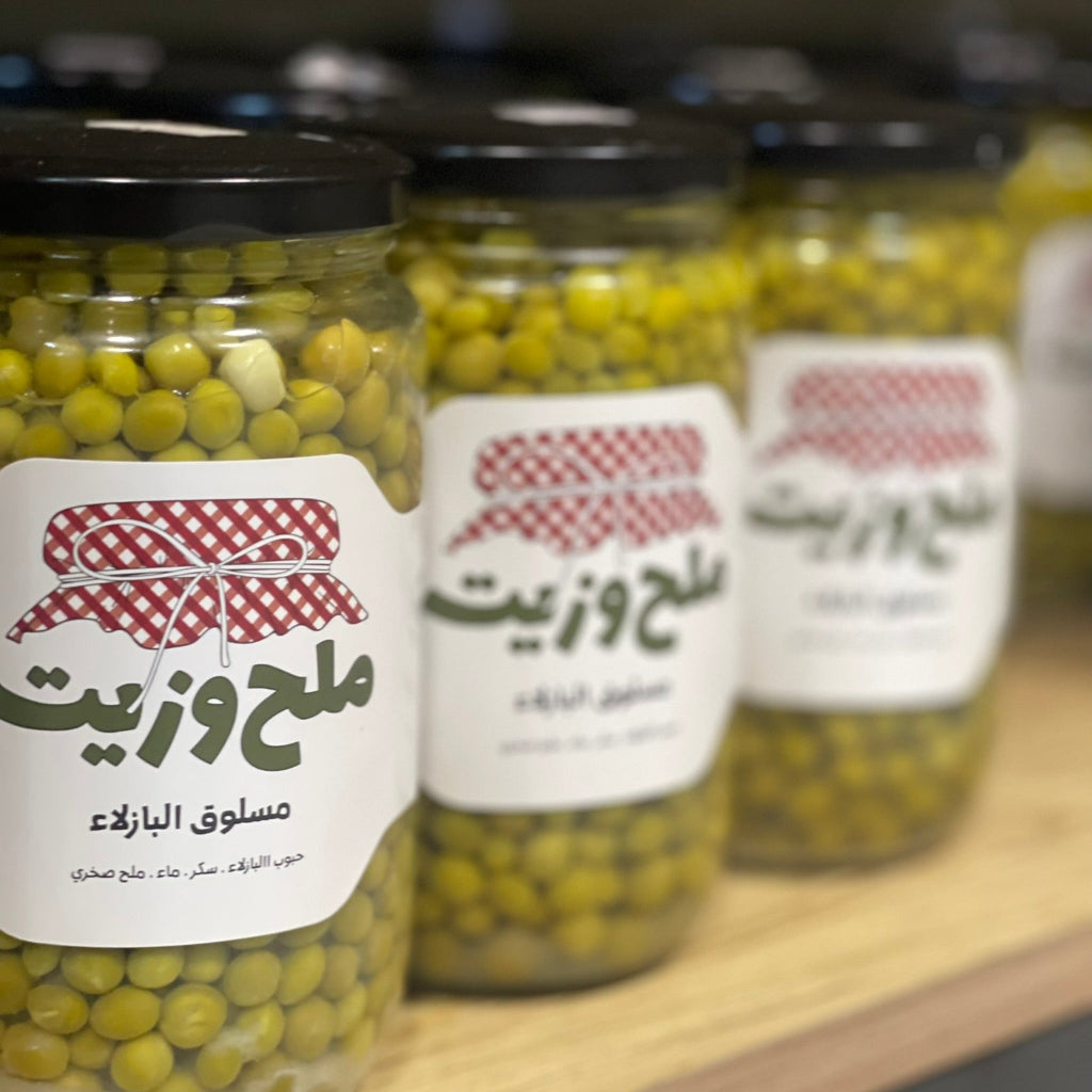 مجموعة من المرطبانات الزجاجية تحتوي على مسلوق البازلاء