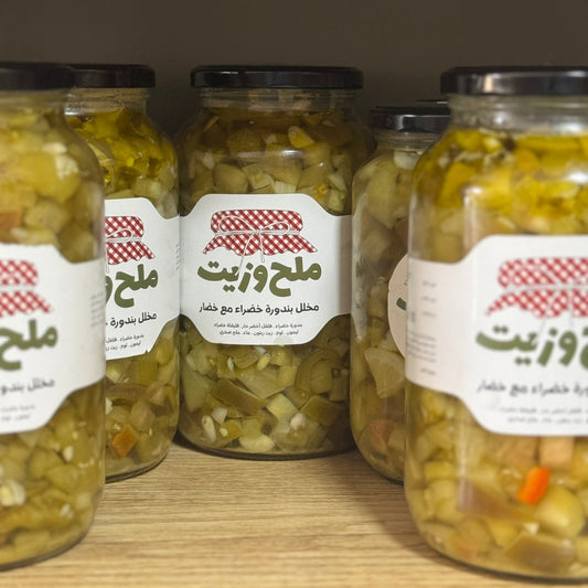 مجموعة من المرطبانات الزجاجية تحتوي على مخلل بندورة خضراء مع الخضار
