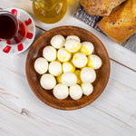 طبق خشبي يحتوي على كرات اللبنة بالزيت