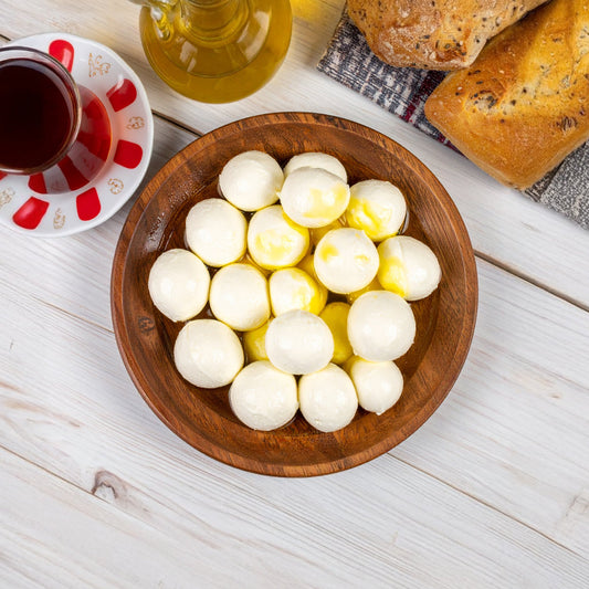طبق خشبي يحتوي على كرات اللبنة بالزيت