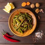 طبق خشبي يحتوي على مكدوس الفاصولياء الخضراء