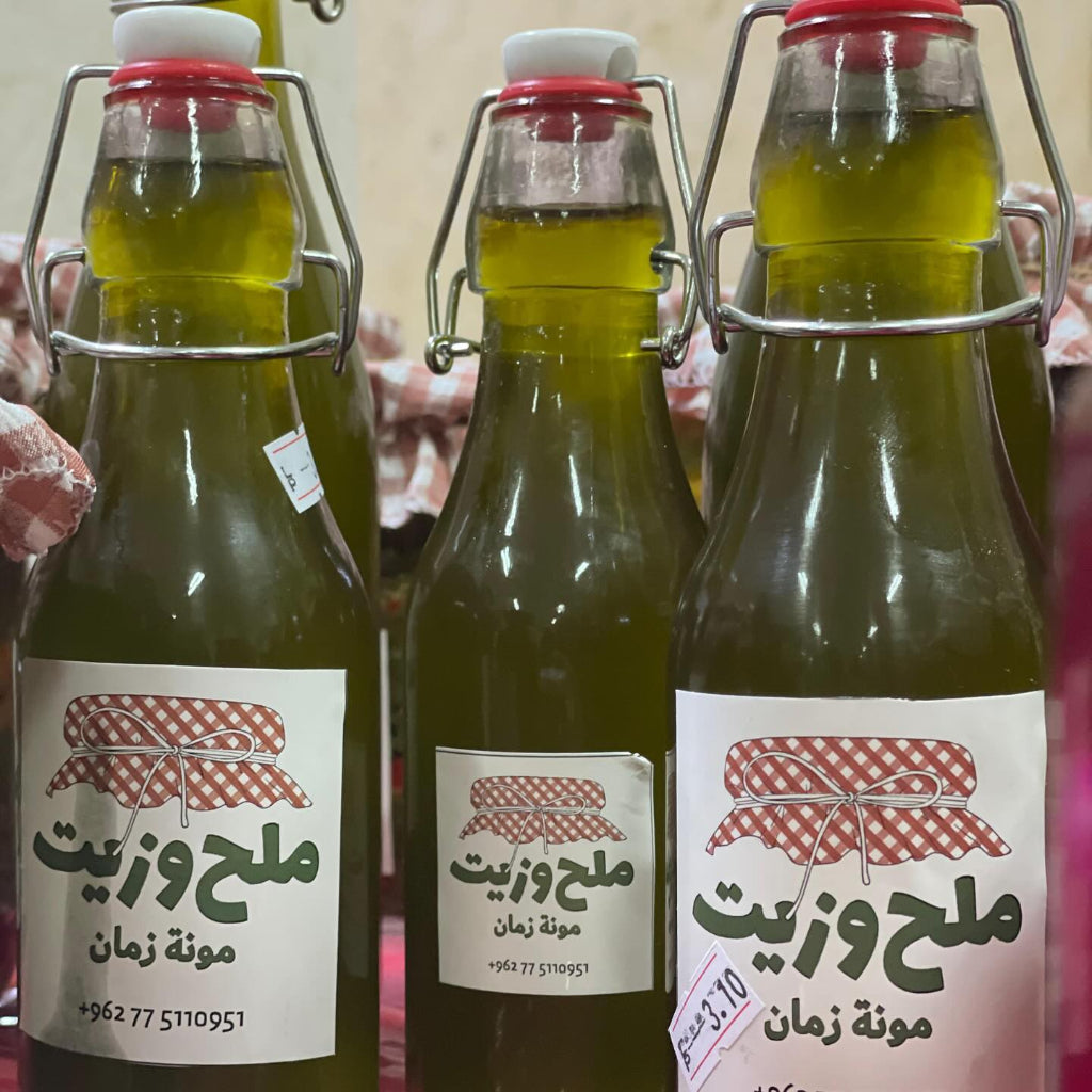 مجموعة قوارير زجاجية تحتوي على زيت زيتون بكر