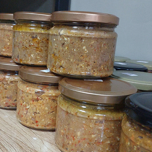 مرطبان زجاجي يحتوي على مهروس الباذنجان الحمصي