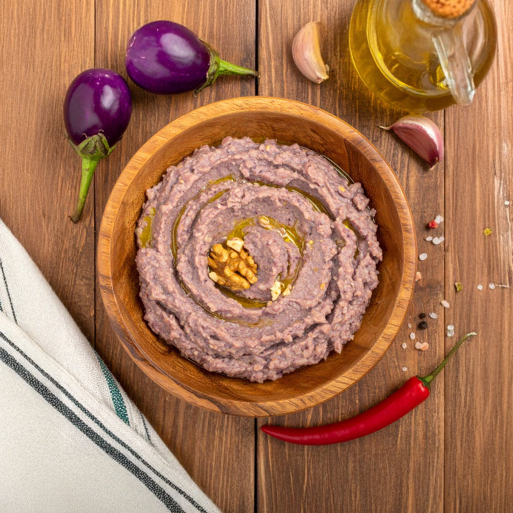 طبق يحتوي على مهروس الباذنجان الحمصي