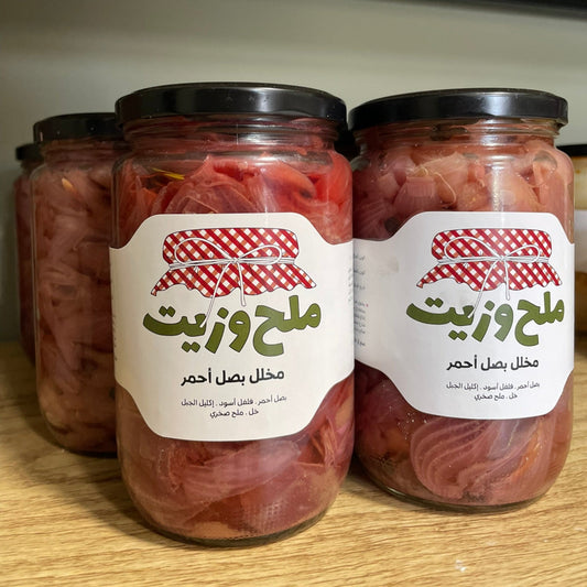 مجموعة من المرطبانات الزجاجية تحتوي على مخلل بصل أحمر