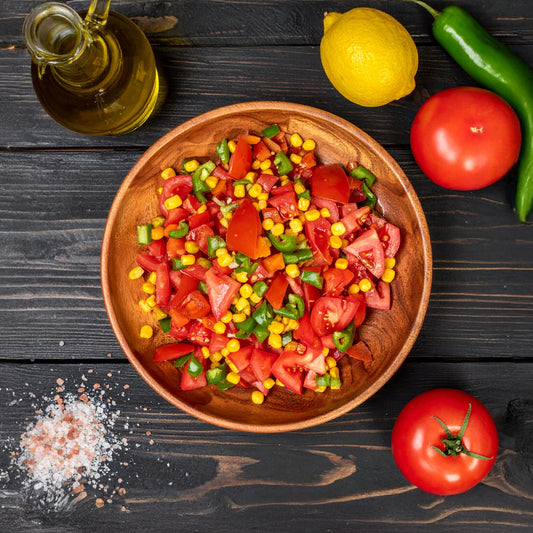 طبق خشبي يحتوي على مخلل البندورة الحمراء والخضار